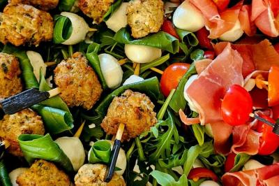 Assiette de tagliatelles fraîches avec sauce tomate, morceaux de viande, persil frais et croûton garni de lard grillé.
