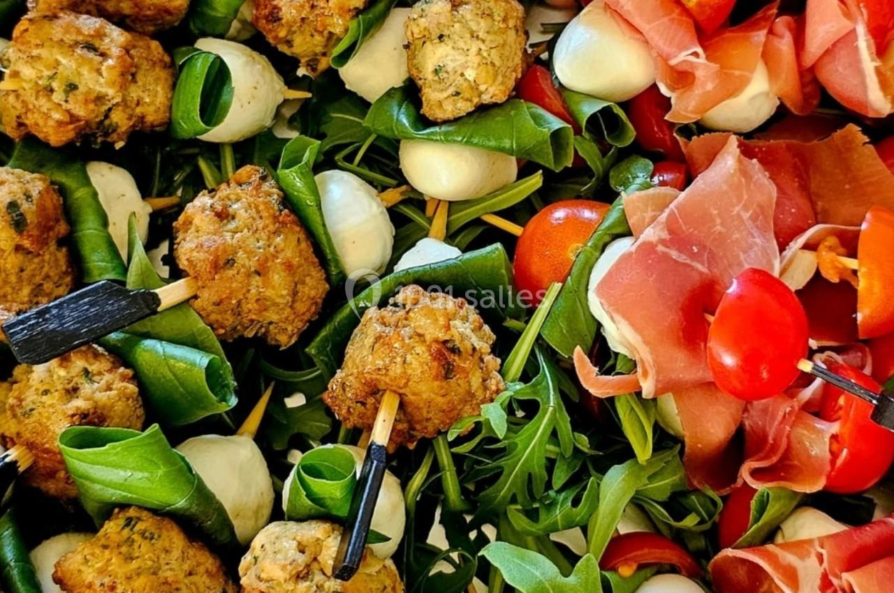 Plateau de brochettes variées avec boulettes, mozzarella, tomates cerises, roquette et jambon cru.