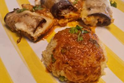 Bol de soupe garnie de coriandre sur une table en marbre avec des couverts, des verres et une salière en arrière-plan.