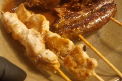 Bol de soupe garnie de coriandre sur une table en marbre avec des couverts, des verres et une salière en arrière-plan.