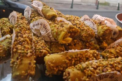 Bol de soupe garnie de coriandre sur une table en marbre avec des couverts, des verres et une salière en arrière-plan.
