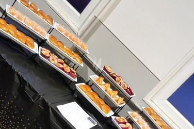 Assiette composée de rillettes de poisson servies dans des coques de noix de coco, accompagnées d'avocat et de crudités.