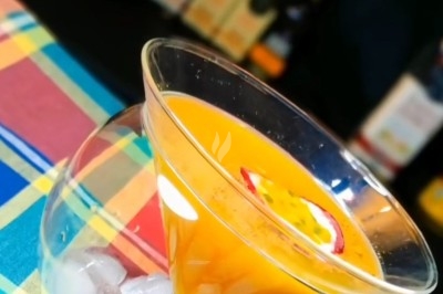 Assiette composée de rillettes de poisson servies dans des coques de noix de coco, accompagnées d'avocat et de crudités.