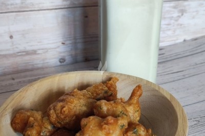 Assiette composée de rillettes de poisson servies dans des coques de noix de coco, accompagnées d'avocat et de crudités.
