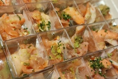 Miniature Traiteur Courbevoie (Hauts-de-Seine) - Doucines Créoles #9 Assiettes de crabe émietté assaisonné, servies dans des coques de noix de coco avec des tranches d'avocat et une sauce verte.