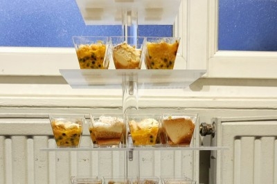 Miniature Traiteur Courbevoie (Hauts-de-Seine) - Doucines Créoles #5 Assiettes de crabe émietté assaisonné, servies dans des coques de noix de coco avec des tranches d'avocat et une sauce verte.