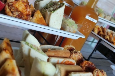 Miniature Traiteur Courbevoie (Hauts-de-Seine) - Doucines Créoles #11 Assiettes de crabe émietté assaisonné, servies dans des coques de noix de coco avec des tranches d'avocat et une sauce verte.