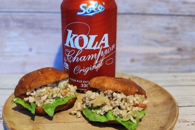 Miniature Traiteur Courbevoie (Hauts-de-Seine) - Doucines Créoles #16 Assiettes de crabe émietté assaisonné, servies dans des coques de noix de coco avec des tranches d'avocat et une sauce verte.