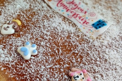 Miniature Traiteur Courbevoie (Hauts-de-Seine) - Doucines Créoles #18 Assiettes de crabe émietté assaisonné, servies dans des coques de noix de coco avec des tranches d'avocat et une sauce verte.