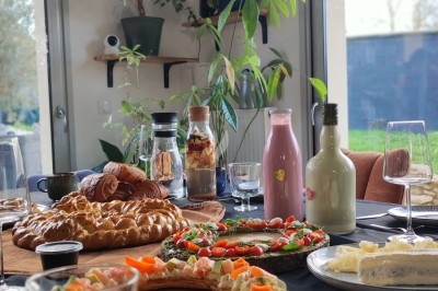 Miniature Traiteur Courbevoie (Hauts-de-Seine) - Doucines Créoles #19 Assiettes de crabe émietté assaisonné, servies dans des coques de noix de coco avec des tranches d'avocat et une sauce verte.