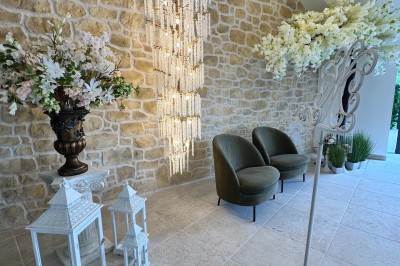 Grande table décorée pour un repas festif, avec nappes en toile de jute, serviettes pliées et centres de table fleuris.