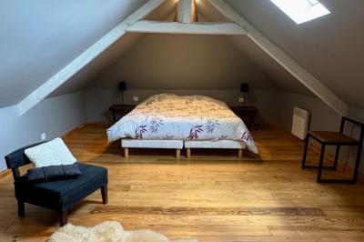 Chaise en bois clair avec dossier croisé et assise en rotin, vue de face sur fond blanc.