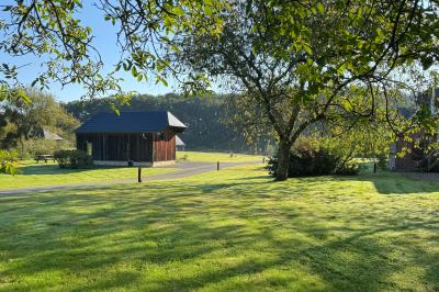 Chaise en bois clair avec dossier croisé et assise en rotin, vue de face sur fond blanc.