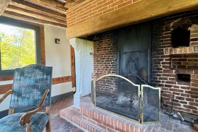 Chaise en bois clair avec dossier croisé et assise en rotin, vue de face sur fond blanc.