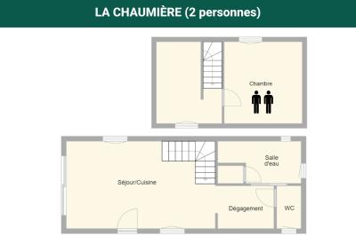 Chaise en bois clair avec dossier croisé et assise en rotin, vue de face sur fond blanc.