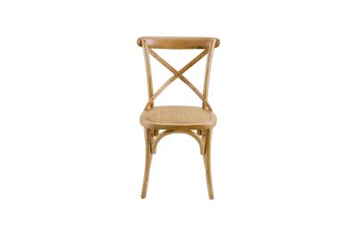 Chaise en bois clair avec dossier croisé et assise en rotin, vue de face sur fond blanc.