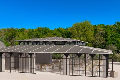 Chaise en bois clair avec dossier croisé et assise en rotin, vue de face sur fond blanc.