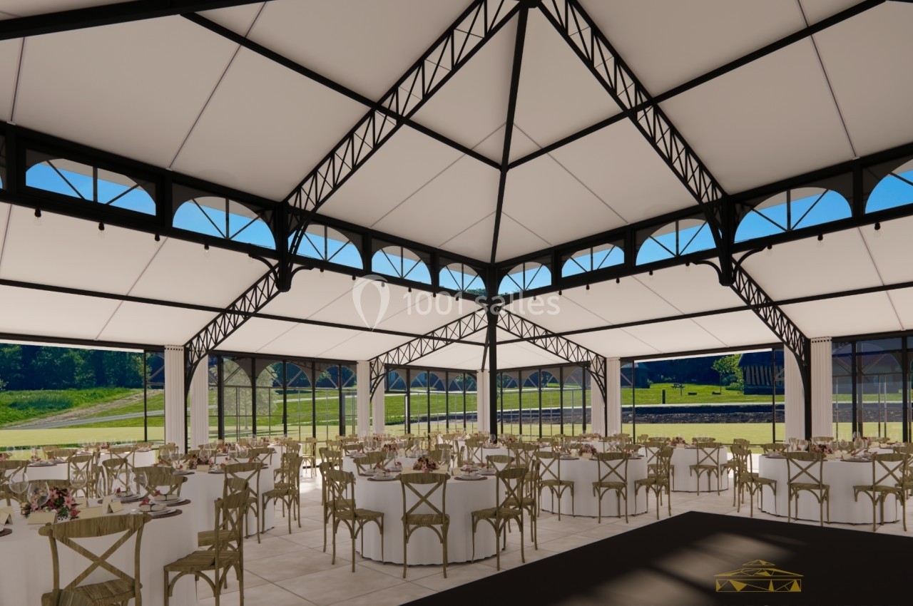 Salle de réception lumineuse avec tables rondes dressées, structure métallique et vue sur un espace extérieur verdoyant.