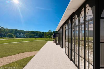 Chaise en bois clair avec dossier croisé et assise en rotin, vue de face sur fond blanc.