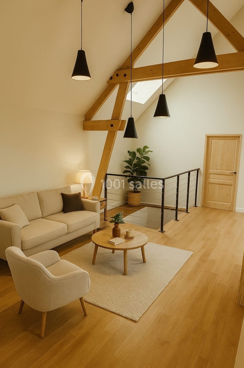 Salon lumineux avec parquet, canapé beige, fauteuil, table basse en bois, plantes et poutres apparentes en bois clair.