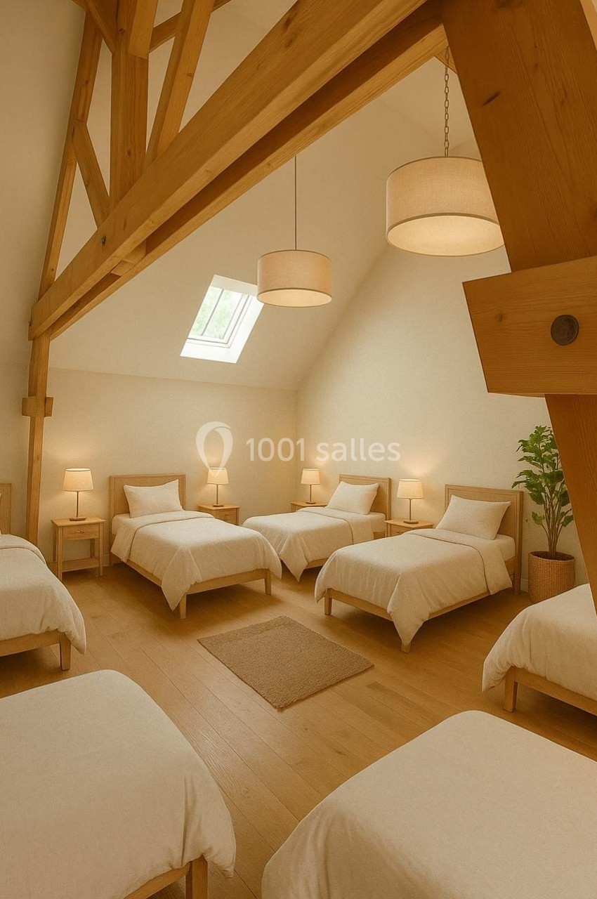 Chambre lumineuse avec cinq lits simples, parquet en bois clair, poutres apparentes et éclairage doux.