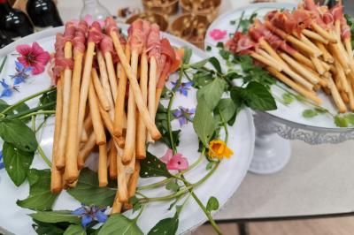 Cheesecake rond avec zeste de citron jaune et vert, sur une base de biscuit spéculoos.