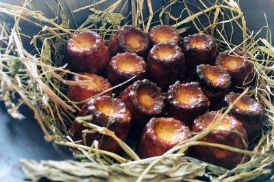 Cheesecake rond avec zeste de citron jaune et vert, sur une base de biscuit spéculoos.