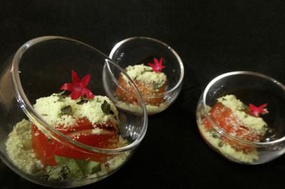 Cheesecake rond avec zeste de citron jaune et vert, sur une base de biscuit spéculoos.