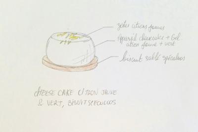 Cheesecake rond avec zeste de citron jaune et vert, sur une base de biscuit spéculoos.