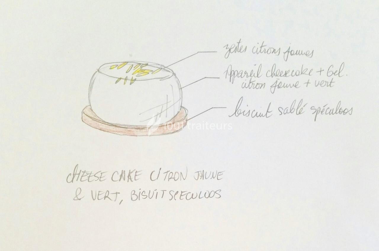 Cheesecake rond avec zeste de citron jaune et vert, sur une base de biscuit spéculoos.