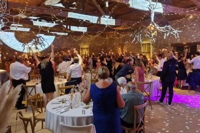 Cheesecake rond avec zeste de citron jaune et vert, sur une base de biscuit spéculoos.