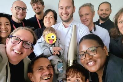 Cheesecake rond avec zeste de citron jaune et vert, sur une base de biscuit spéculoos.