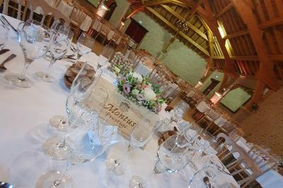 Miniature Traiteur Nousty (Pyrénées-Atlantiques) - Adquat Traiteur #12 Femme souriante cueillant des baies dans un jardin sous un parapluie par temps nuageux.