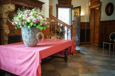 Miniature Location salle Uccle (Bruxelles-Capitale) - Domaine Allard #3 Vue d'une entrée avec porte en bois ouverte, sol en marbre, deux chaises et portraits accrochés sur des murs lambrissés.