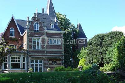Miniature Location salle Uccle (Bruxelles-Capitale) - Domaine Allard #8 Vue d'une entrée avec porte en bois ouverte, sol en marbre, deux chaises et portraits accrochés sur des murs lambrissés.