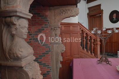 Miniature Location salle Uccle (Bruxelles-Capitale) - Domaine Allard #16 Vue d'une entrée avec porte en bois ouverte, sol en marbre, deux chaises et portraits accrochés sur des murs lambrissés.