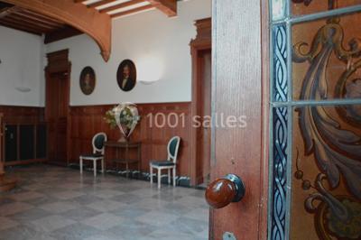 Miniature Location salle Uccle (Bruxelles-Capitale) - Domaine Allard #19 Vue d'une entrée avec porte en bois ouverte, sol en marbre, deux chaises et portraits accrochés sur des murs lambrissés.