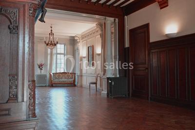 Miniature Location salle Uccle (Bruxelles-Capitale) - Domaine Allard #18 Vue d'une entrée avec porte en bois ouverte, sol en marbre, deux chaises et portraits accrochés sur des murs lambrissés.