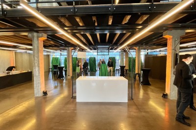 Salle sombre avec deux écrans affichant un paysage désertique, éclairages colorés et mobilier minimaliste.