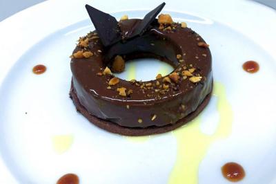 Plateau de bouchées apéritives garnies de mousse rose et décorées de feuilles de persil, disposées sur une grille.