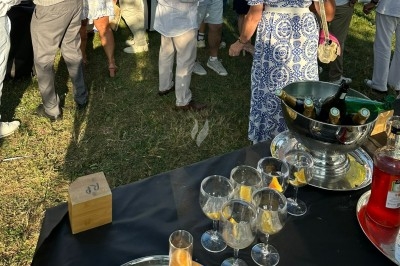 Plateau de bouchées apéritives garnies de mousse rose et décorées de feuilles de persil, disposées sur une grille.