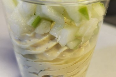 Plateau de bouchées apéritives garnies de mousse rose et décorées de feuilles de persil, disposées sur une grille.