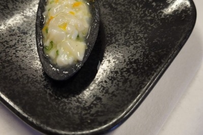 Plateau de bouchées apéritives garnies de mousse rose et décorées de feuilles de persil, disposées sur une grille.