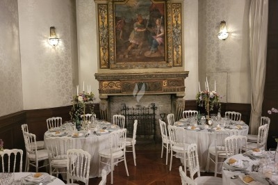 Plateau de bouchées apéritives garnies de mousse rose et décorées de feuilles de persil, disposées sur une grille.