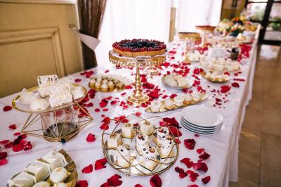 Plateau de bouchées apéritives garnies de mousse rose et décorées de feuilles de persil, disposées sur une grille.