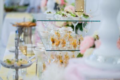 Plateau de bouchées apéritives garnies de mousse rose et décorées de feuilles de persil, disposées sur une grille.