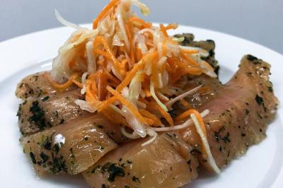 Plateau de bouchées apéritives garnies de mousse rose et décorées de feuilles de persil, disposées sur une grille.