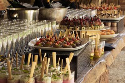 Plateau de bouchées apéritives garnies de mousse rose et décorées de feuilles de persil, disposées sur une grille.
