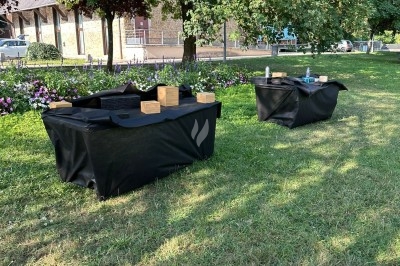Plateau de bouchées apéritives garnies de mousse rose et décorées de feuilles de persil, disposées sur une grille.