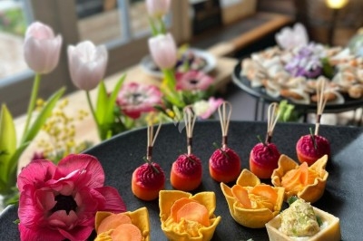 Plateau de bouchées apéritives garnies de mousse rose et décorées de feuilles de persil, disposées sur une grille.